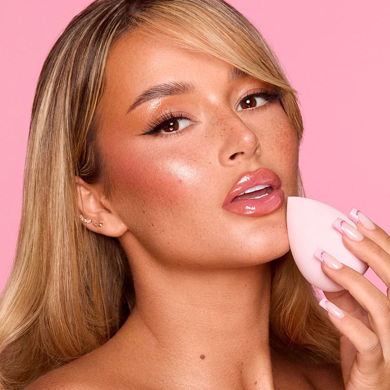 Kash Beauty x Charleen Sculpt Sponge | foundation | blusher | bronzer | even coverage | flawless finish | eye-catching pink colour | style | makeup | Charleen Murphy