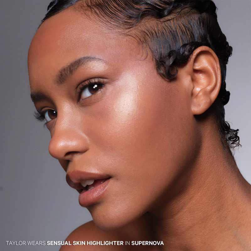 Kevyn Aucoin The Sensual Skin Highlighter Supernova On Model