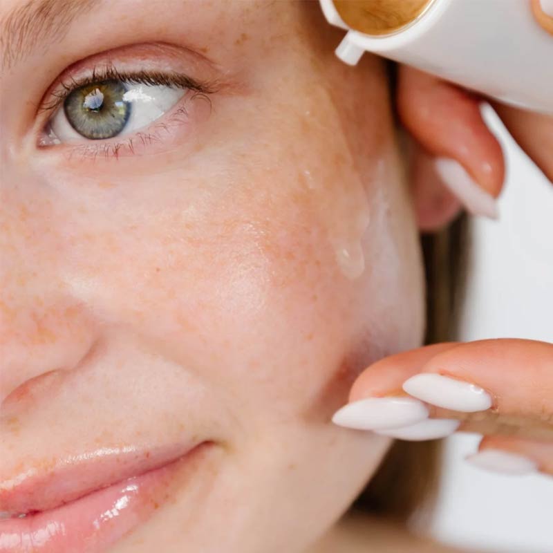 Skin Formulas Purify Salicylic & Niacinamide Serum Model Image