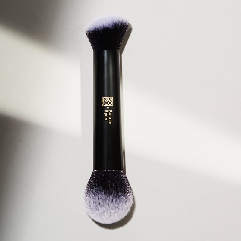 SOSU Cosmetics x Bonnie Ryan Dual Ended Brush | Flawless contour, bronzer, and blush application | Dual-ended design for precise application and seamless blending | Suitable for makeup enthusiasts at all levels.
