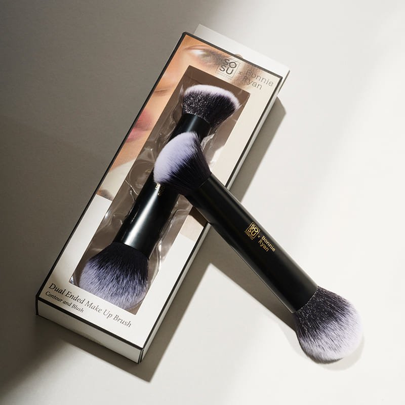 SOSU Cosmetics x Bonnie Ryan Dual Ended Brush | Flawless contour, bronzer, and blush application | Dual-ended design for precise application and seamless blending | Suitable for makeup enthusiasts at all levels.