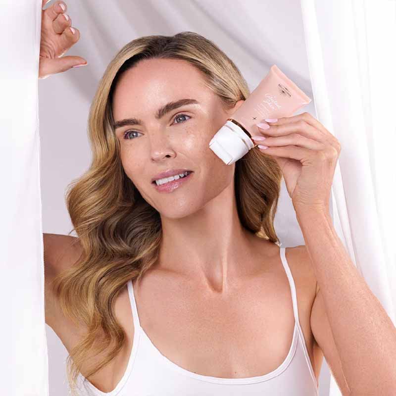 Bellamianta Celestial Skin Dream Base Primer model holding product