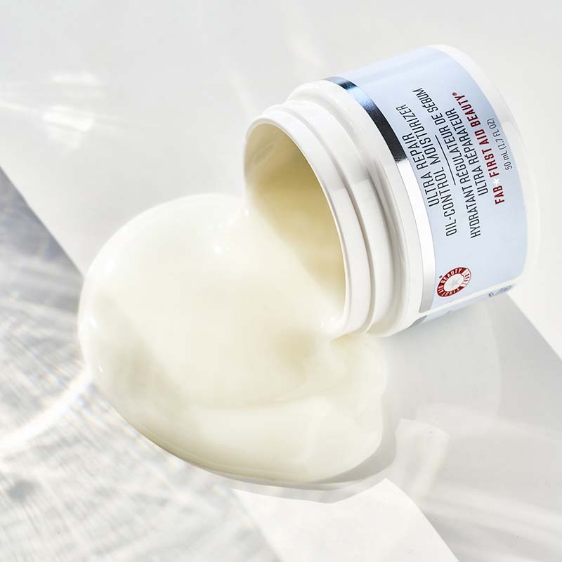 First Aid Beauty Ultra Repair Oil-Control Moisturizer | best of first aid beauty | hydrating moisturiser | oil control moisturiser | skincare products | ultra repair moisturiser | first aid beauty 
