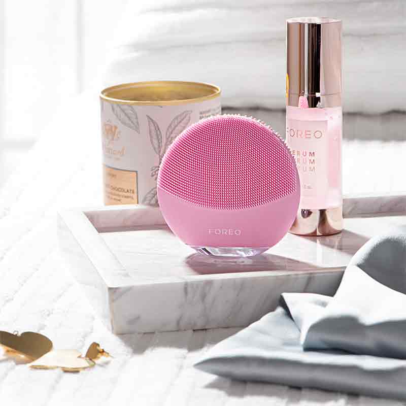  Foreo Luna Mini 3 | device | hygienic | cleanse |  travel-friendly | facial cleansing brush | ultra-soft, | bacteria-resistant | silicone | 30 seconds | Glow Boost mode | healthy | radiant | complexion | pearl pink | mint