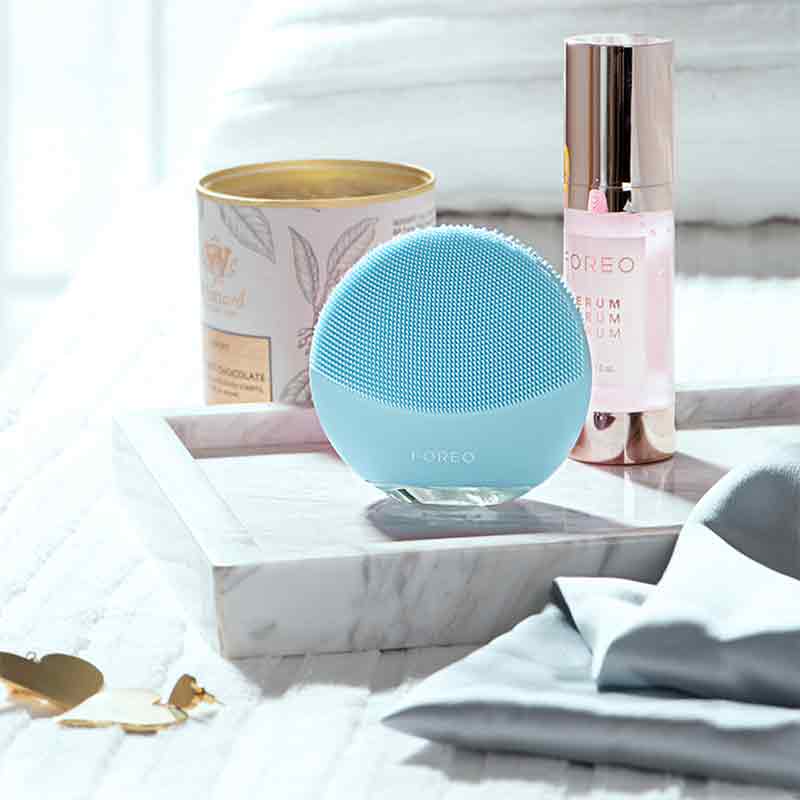  Foreo Luna Mini 3 | device | hygienic | cleanse |  travel-friendly | facial cleansing brush | ultra-soft, | bacteria-resistant | silicone | 30 seconds | Glow Boost mode | healthy | radiant | complexion | pearl pink | mint