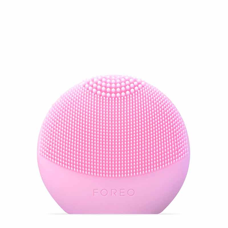 Foreo Luna Play Smart 2 | palm-sized | facial cleansing device | ultra-soft | bacteria-resistant | silicone | touchpoints | gently exfoliate | dead skin cells | 24k gold | ultra-smart sensors | analyze | moisture levels | personalized | lightweight | travel-friendly | 1000 uses