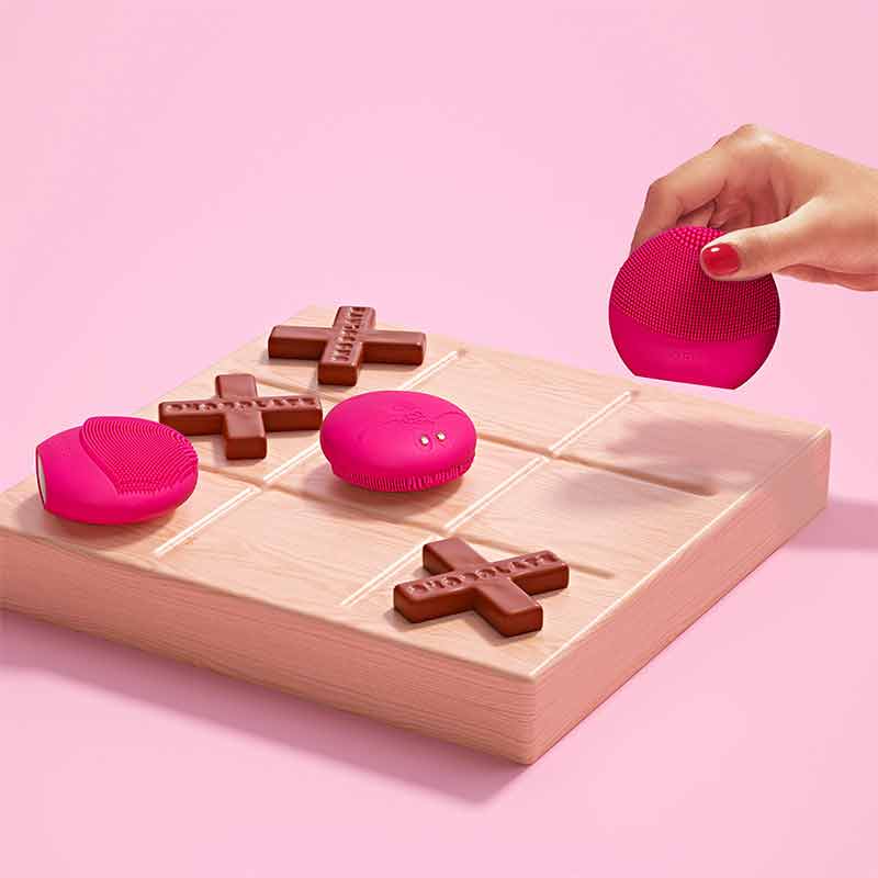 Foreo Luna Play Smart 2 | palm-sized | facial cleansing device | ultra-soft | bacteria-resistant | silicone | touchpoints | gently exfoliate | dead skin cells | 24k gold | ultra-smart sensors | analyze | moisture levels | personalized | lightweight | travel-friendly | 1000 uses