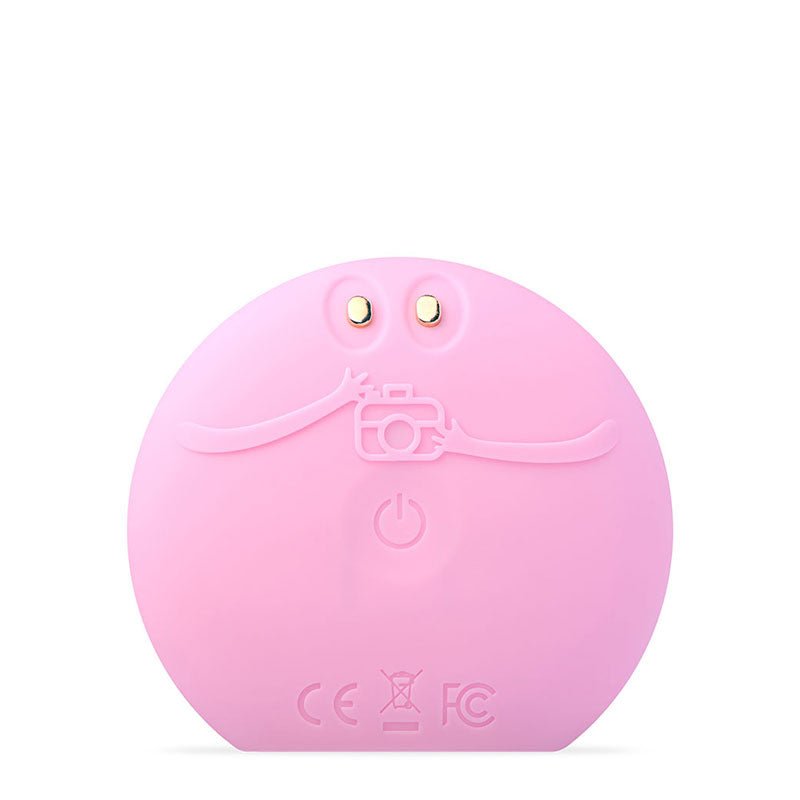 Foreo Luna Play Smart 2 | palm-sized | facial cleansing device | ultra-soft | bacteria-resistant | silicone | touchpoints | gently exfoliate | dead skin cells | 24k gold | ultra-smart sensors | analyze | moisture levels | personalized | lightweight | travel-friendly | 1000 uses