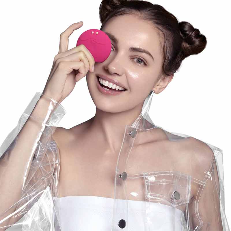 Foreo Luna Play Smart 2 | palm-sized | facial cleansing device | ultra-soft | bacteria-resistant | silicone | touchpoints | gently exfoliate | dead skin cells | 24k gold | ultra-smart sensors | analyze | moisture levels | personalized | lightweight | travel-friendly | 1000 uses