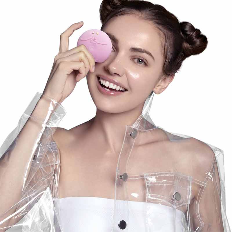 Foreo Luna Play Smart 2 | palm-sized | facial cleansing device | ultra-soft | bacteria-resistant | silicone | touchpoints | gently exfoliate | dead skin cells | 24k gold | ultra-smart sensors | analyze | moisture levels | personalized | lightweight | travel-friendly | 1000 uses