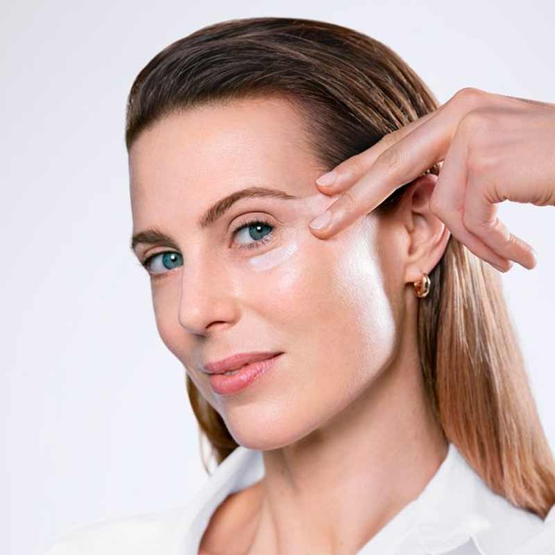Institut Esthederm Intensive Retinol Eye Lifting Balm Model Image