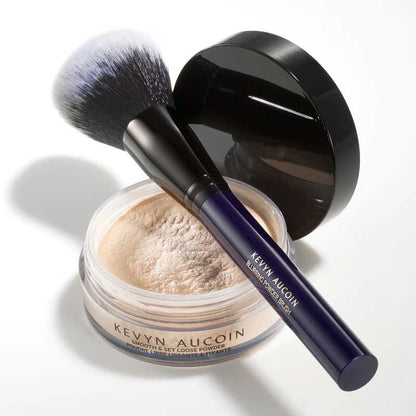 Kevyn Aucoin Smooth & Set Loose Powder | Must-have | Unique formulation | Sets makeup | Blurs skin texture | Refined appearance | Natural | Translucent shade | Universal adaptability