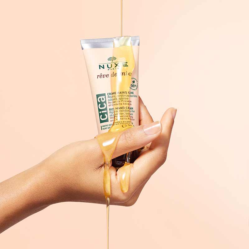 NUXE Rêve de Miel Cica Rich Hand Cream Covered in Honey