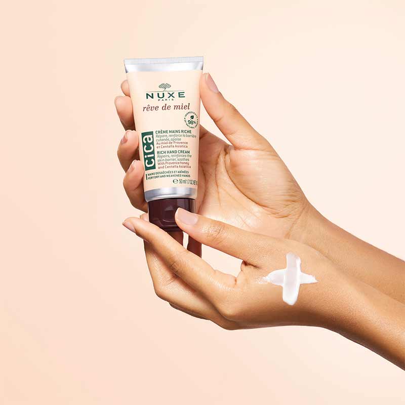 NUXE Rêve de Miel Cica Rich Hand Cream On Hands