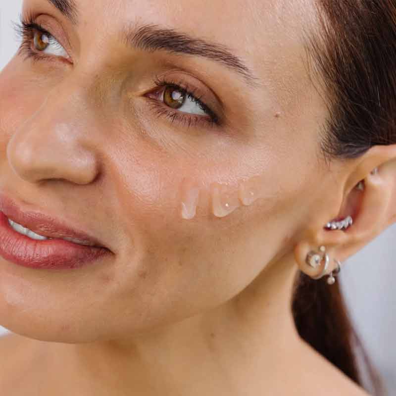 Skin Formulas Purify Salicylic & Niacinamide Serum Model Image
