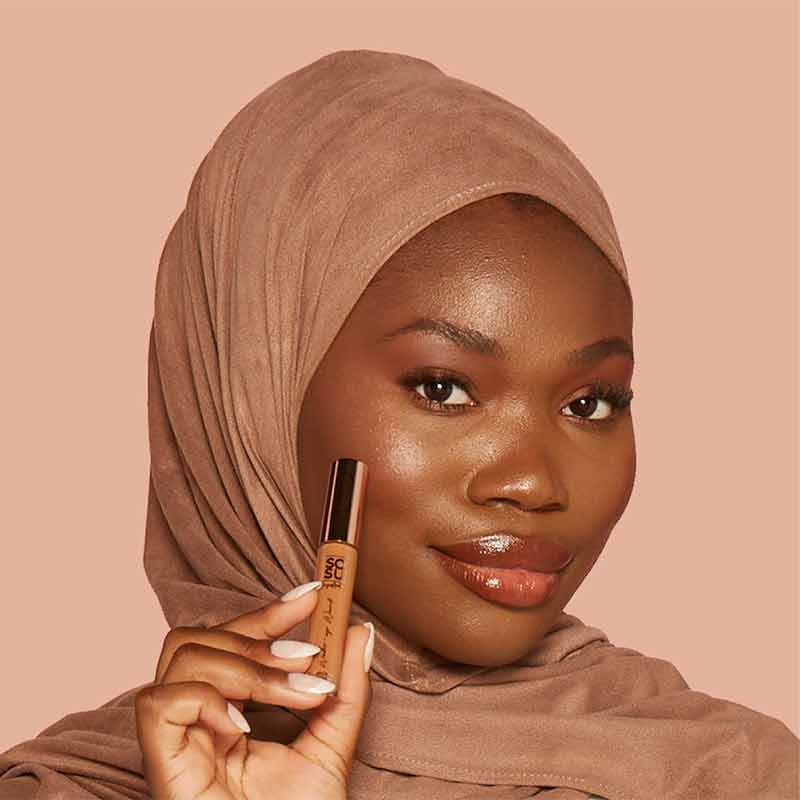 SOSU by Suzanne Jackson Wake-Up Wand Correcting Concealer | shade 08 amber on model