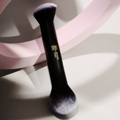 SOSU Cosmetics x Bonnie Ryan Dual Ended Brush | Flawless contour, bronzer, and blush application | Dual-ended design for precise application and seamless blending | Suitable for makeup enthusiasts at all levels.