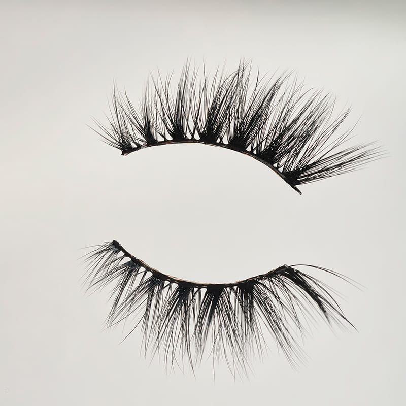 SOSU Cosmetics x Bonnie Ryan Night Lash - Captivating and dramatic appearance | Three-quarter-length, double-layered synthetic lashes | Designed to make your eyes stand out.
