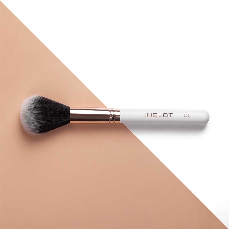 Inglot Feather Luxe Soft Focus Complexion Brush 202
